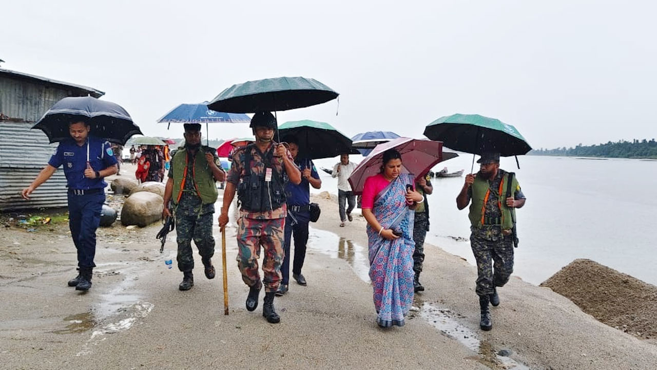 বালু-পাথর লুটপাট বন্ধে জাফলংয়ে প্রশাসনের অভিযান, ভাঙা হলো ১০০ নৌকা