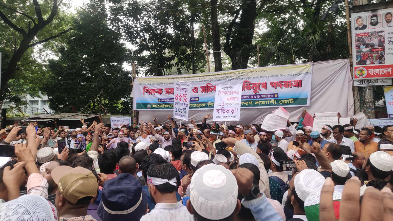 হাজারো শিক্ষক প্রেস ক্লাবের সামনে, যান চলাচল বন্ধ