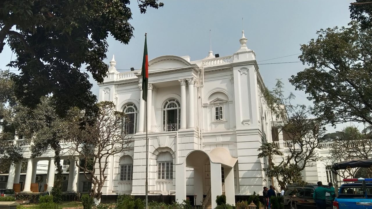 সন্তান হারিয়েছি, আর কী জিজ্ঞেস করবেন : হাসিনার আইনজীবীকে শহীদ হাসানের মা