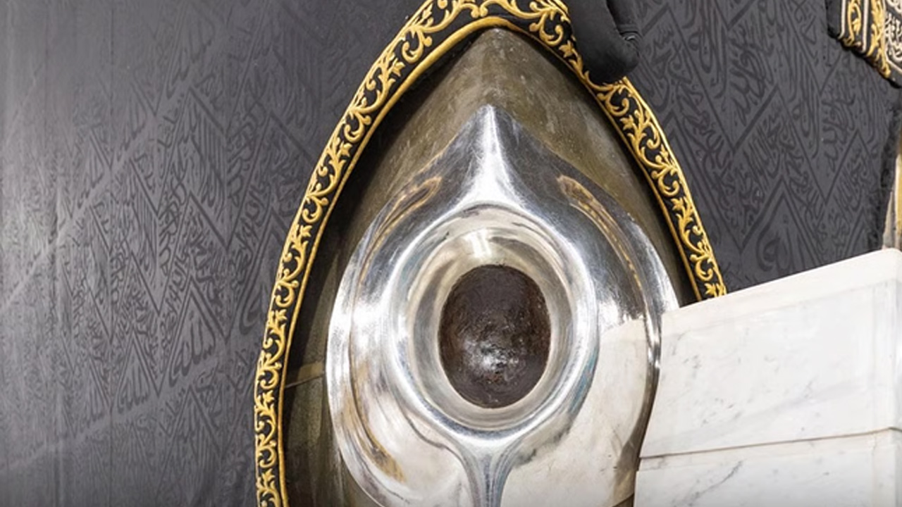 তাওয়াফের সময় হাজরে আসওয়াদের সামনে দাঁড়িয়ে না থাকার নির্দেশ