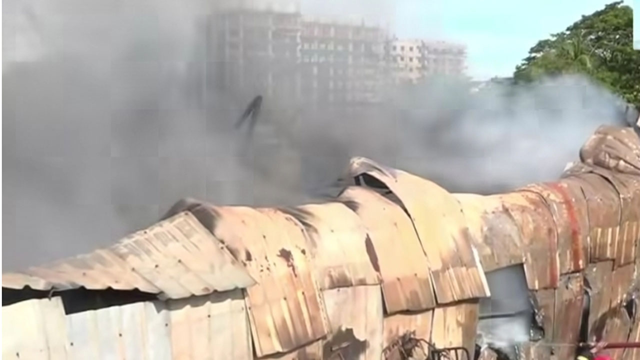 ১০ ঘণ্টা পরও নির্বাপণ হয়নি চট্টগ্রামে ঝুট গুদাম-প্লাস্টিক কারখানায় আগুন