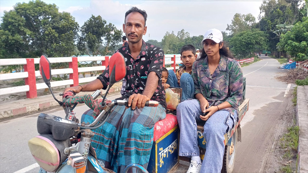‘আমি ভ্যান চালাই, আমার মেয়ে বিমানে চড়ে খেলতে যায়’