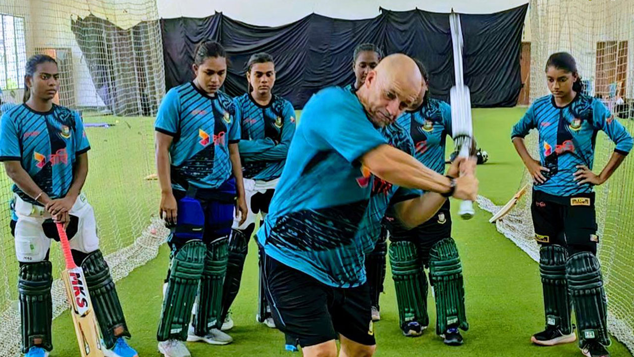 জুলিয়ান উডের হাতে থাকা এই ব্যাটের কাজ কী?