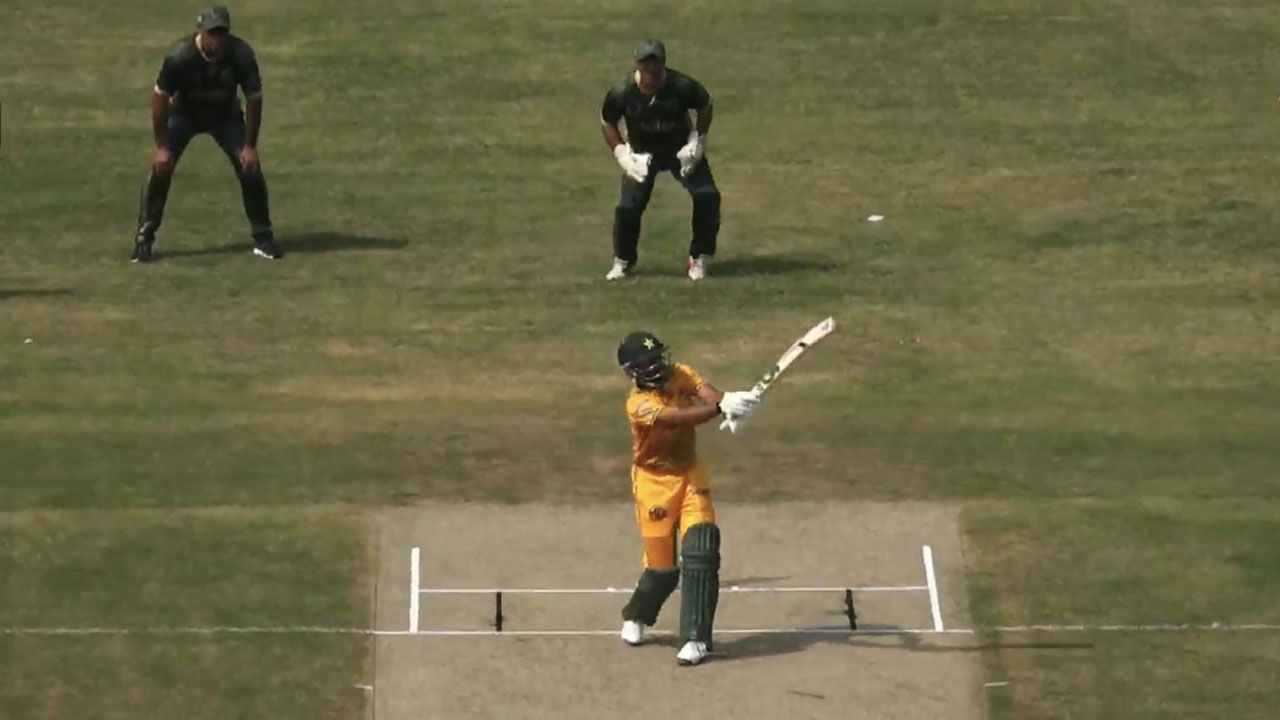 শোয়েব আখতারের এক ওভারে ৪ বাউন্ডারি মারলেন বাবর