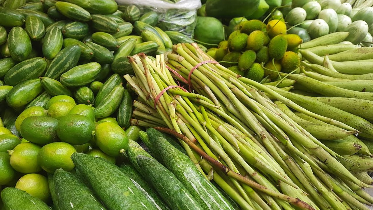 ৮০ টাকার নিচে নামছেই না সবজি