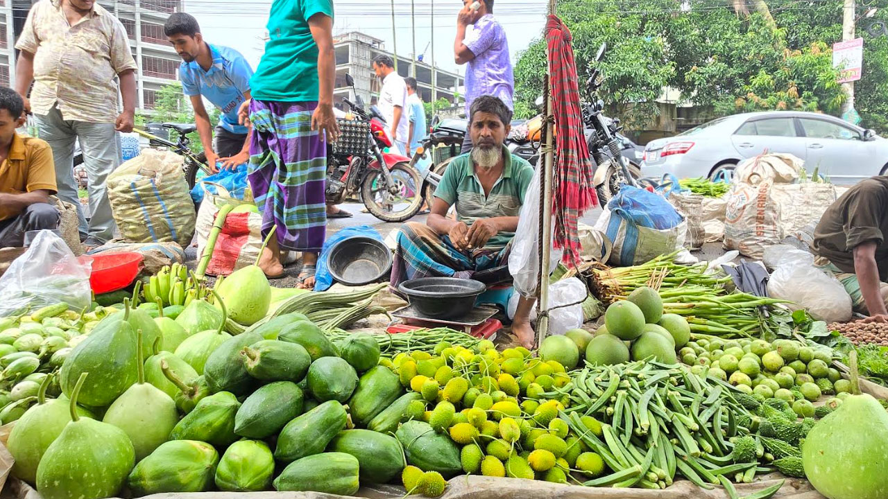 নওগাঁয় কেজিতে ৪০ টাকা বেড়েছে সবজির দাম