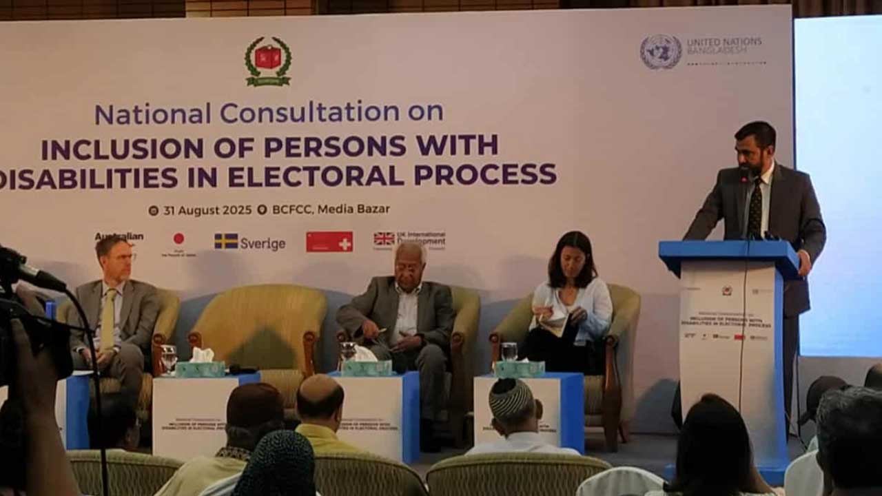 শারীরিকভাবে অক্ষমদের সহায়তায় ভোটকেন্দ্রে স্বেচ্ছাসেবী থাকবে