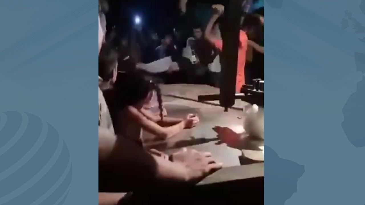 ফরিদপুরে চোর সন্দেহে যুবককে ঝুলিয়ে পেটানোর ভিডিও ভাইরাল