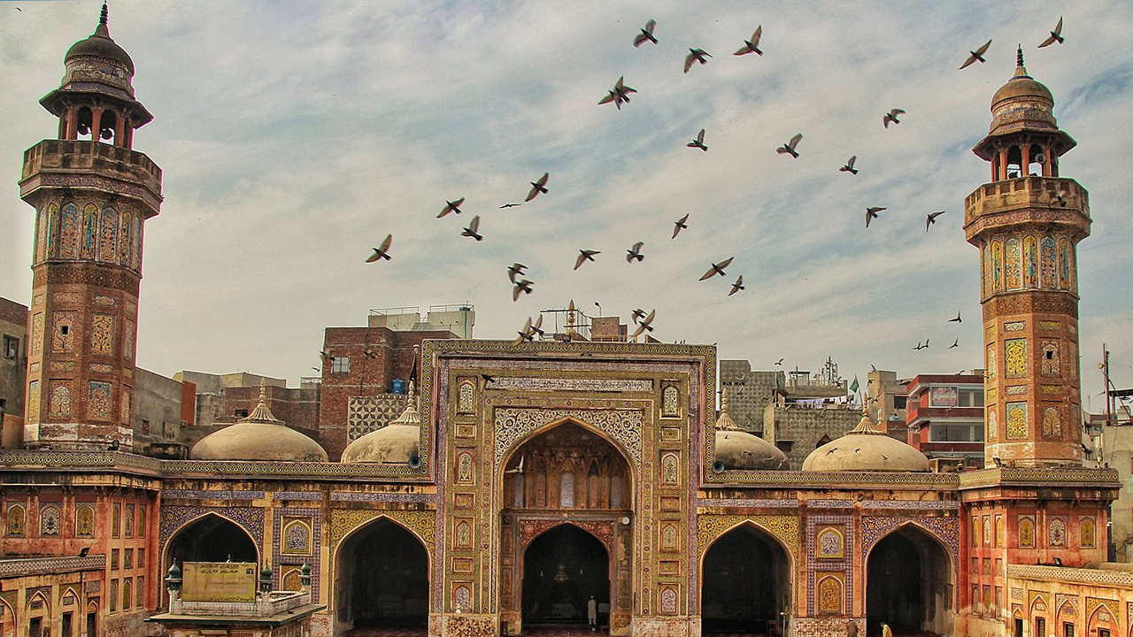 মসজিদে অনুমতি ছাড়া ভিডিও ধারণ, মডেল-ফটোগ্রাফারের বিরুদ্ধে মামলা