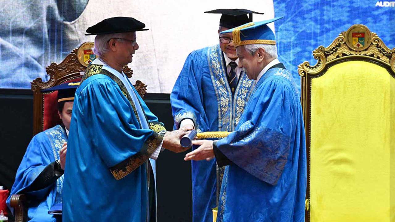 প্রধান উপদেষ্টাকে সম্মানসূচক ডক্টরেট ডিগ্রি দিলো ইউকেএম