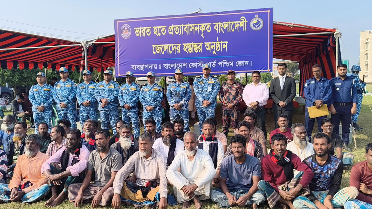 ভারতের কারাগারে আটক থাকা ৩২ জেলেকে পরিবারের কাছে হস্তান্তর