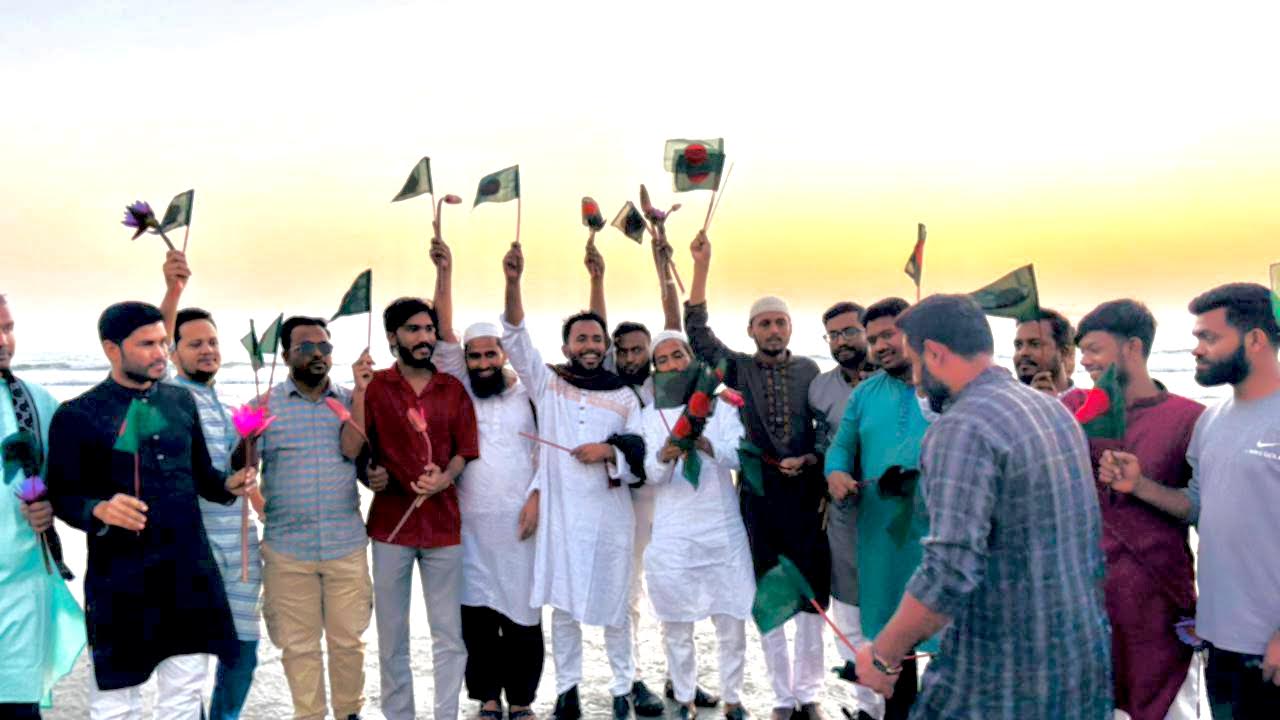 কক্সবাজারে এনসিপির কর্মসূচিতে ১৯৭১টি জাতীয় পতাকা বিতরণ