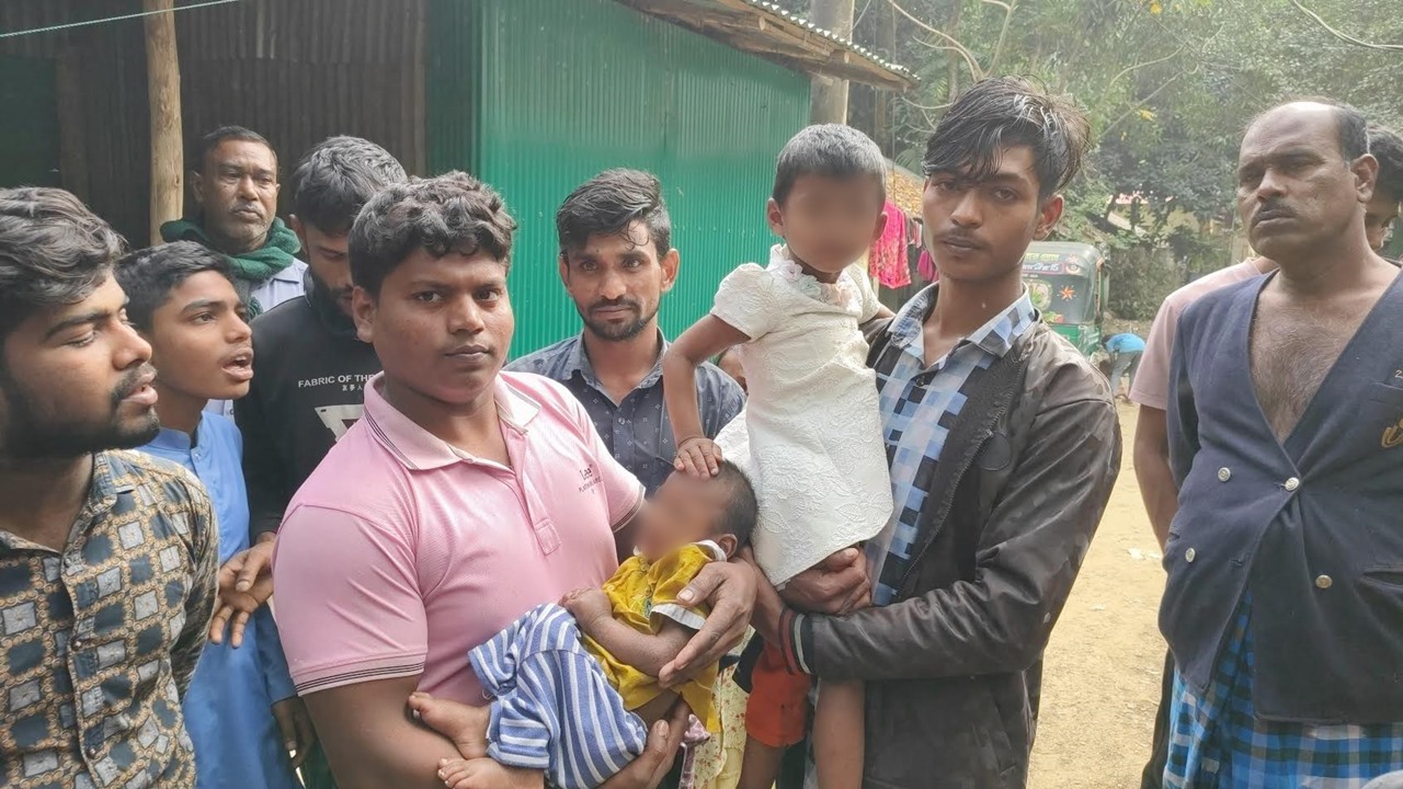 রাস্তার পাশে কাঁপছিল দুই শিশু, উদ্ধার করে আশ্রয় দিল স্থানীয় পরিবার