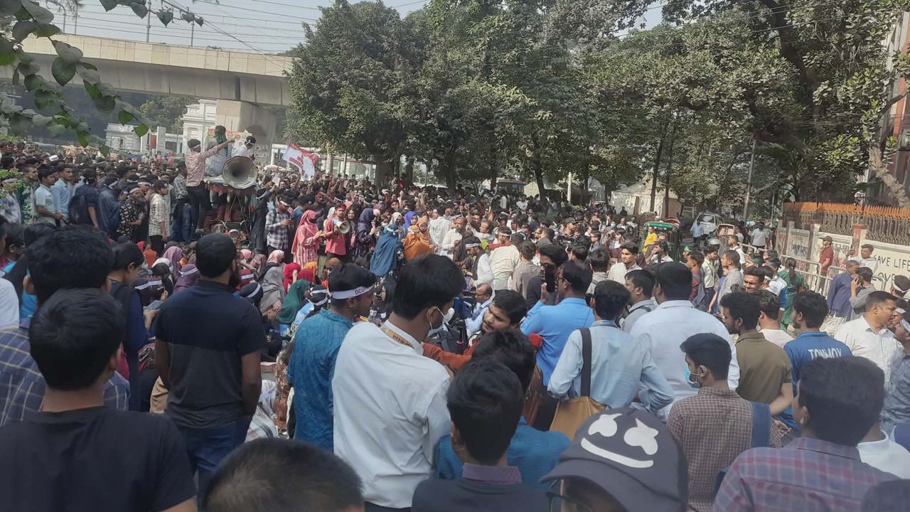 শিক্ষা ভবনের সামনে কর্মসূচি পালন করছেন ৭ কলেজের শিক্ষার্থীরা