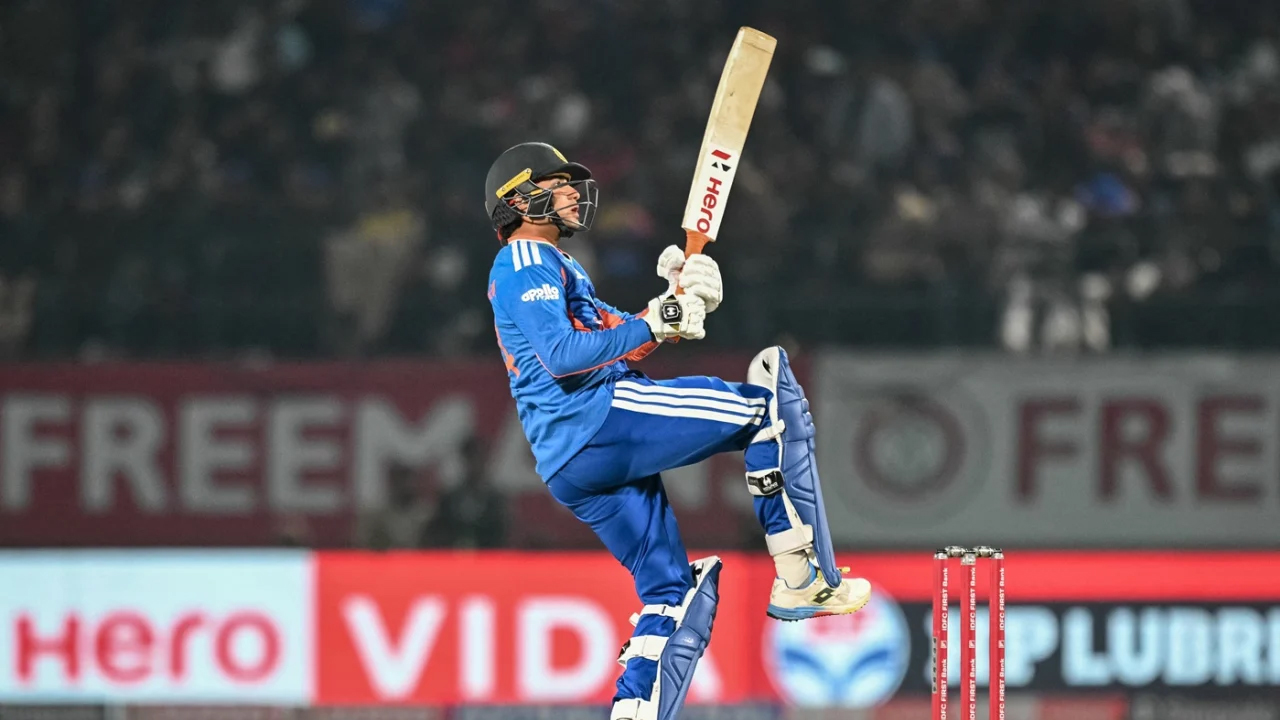 এক সপ্তাহের ব্যবধানে ছক্কার আরও দুই রেকর্ড অভিষেকের