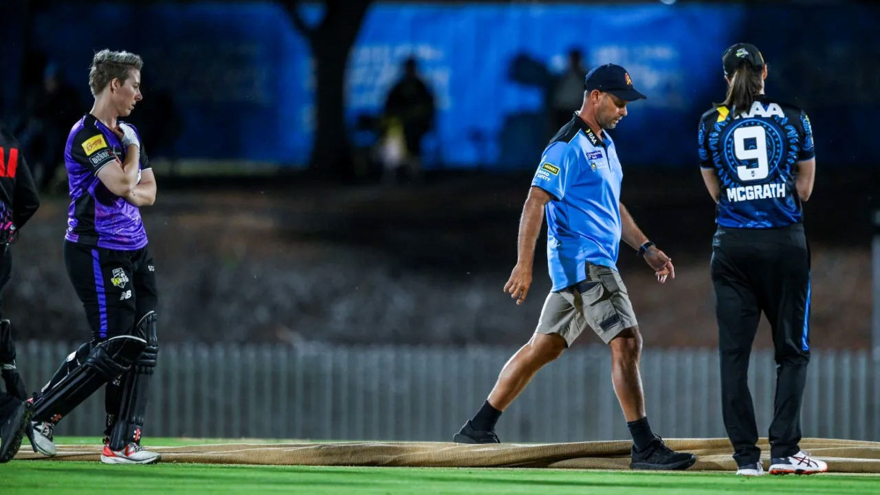 পিচে অস্বাভাবিক গর্ত, মাঝপথেই ম্যাচ পরিত্যক্ত