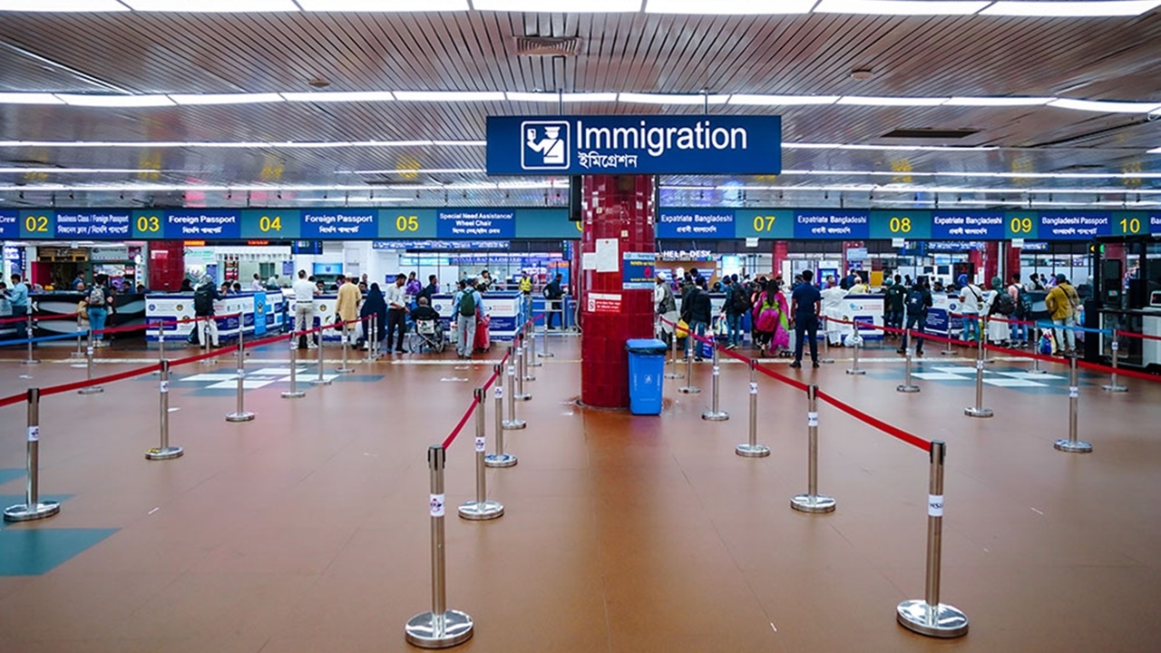 বিমানবন্দরে ৪ নারীর কাছে পাওয়া গেল ১০২টি মোবাইল ফোন