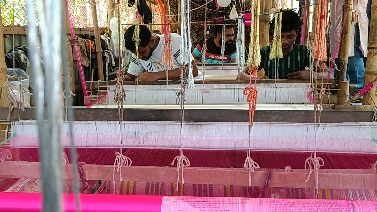 আলফাডাঙ্গার নিভৃত পল্লীতে তৈরি হচ্ছে জামদানি শাড়ি