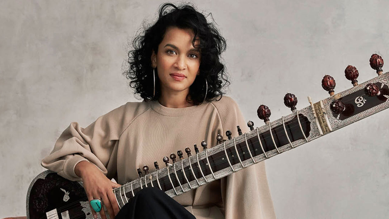 বিমানে বাজে অভিজ্ঞতা, ভিডিও প্রকাশ করে ক্ষোভ প্রকাশ আনুশকার