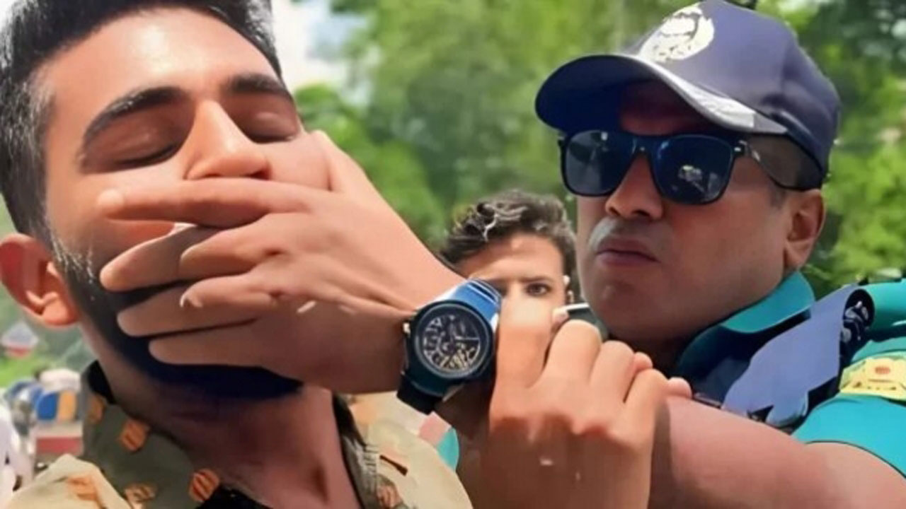 আমাকে বলা হয় ‘ফুটফুটে সুন্দর আসছে’, মাটিতে থুতু ছোড়েন মেয়েরা