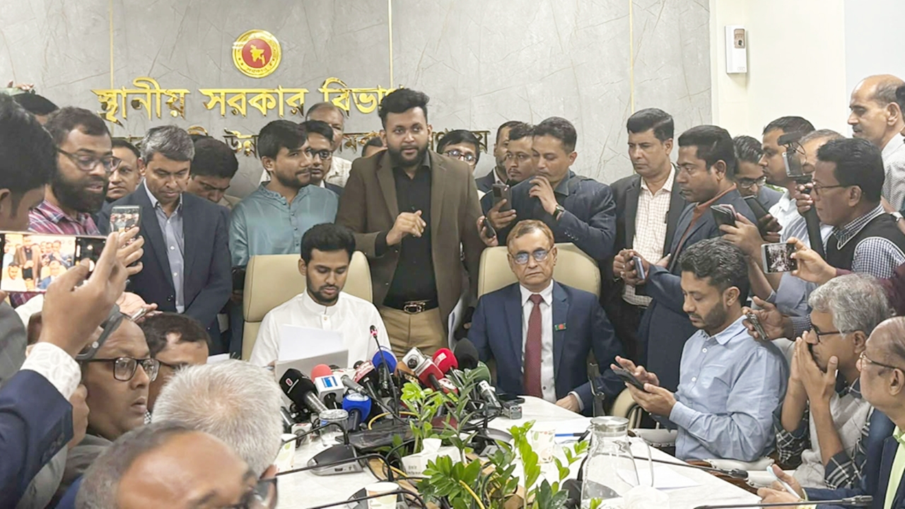 ভোটে লড়বেন আসিফ, পদ ছাড়ার বিষয়ে ‘নীরব’