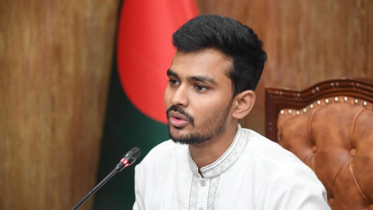 জরুরি প্রেস ব্রিফিং ডেকেছেন উপদেষ্টা আসিফ, পদত্যাগের গুঞ্জন