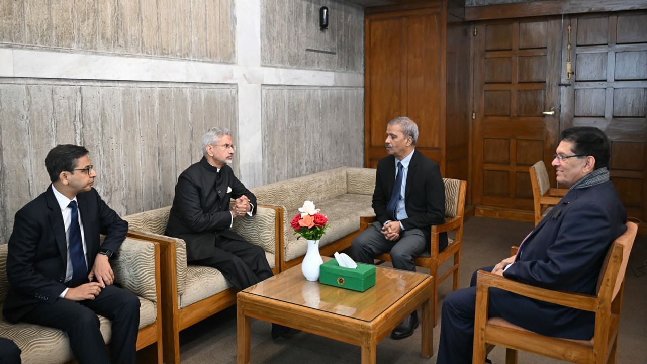 জানাজায় অংশ নিতে আসা বিদেশি অতিথিদের সঙ্গে উপদেষ্টাদের সাক্ষাৎ