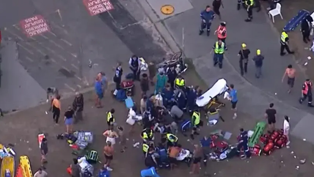 অস্ট্রেলিয়ার বন্ডি সমুদ্র সৈকতে হামলায় নিহত অন্তত ১০