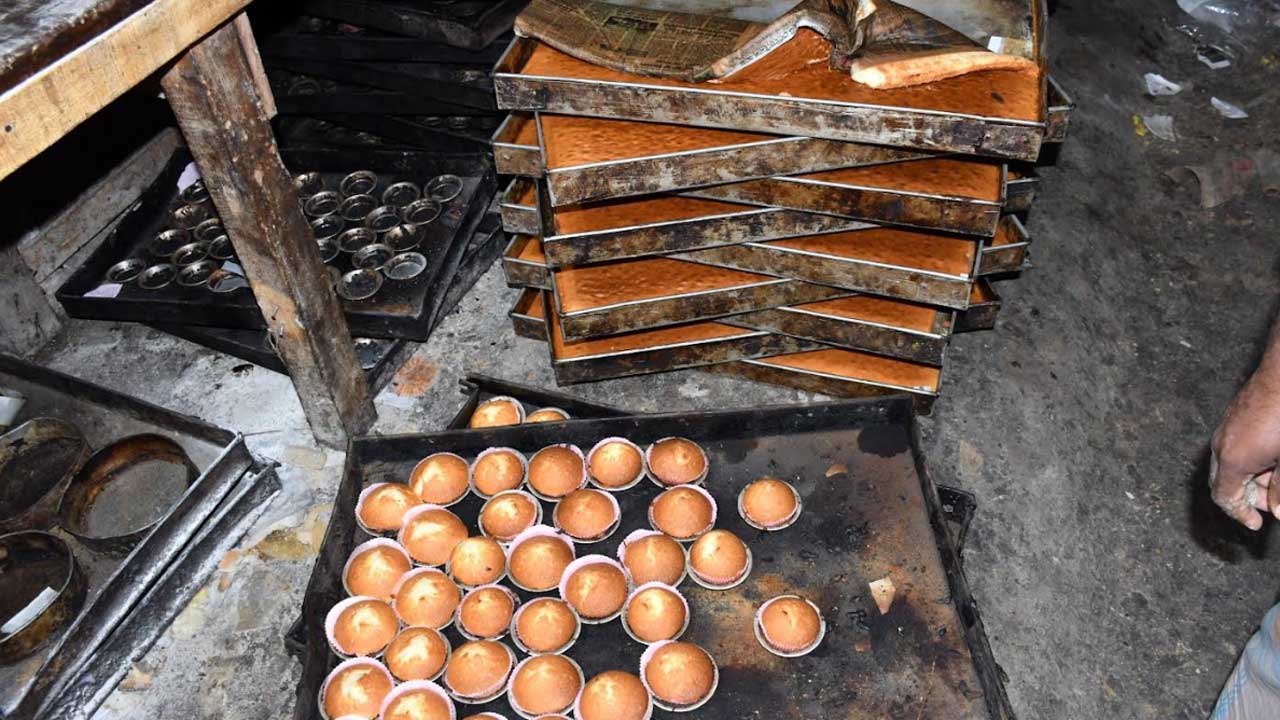 চট্টগ্রামে ভোক্তার অভিযান : ৫ প্রতিষ্ঠানকে জরিমানা, বেকারি বন্ধ ঘোষণা