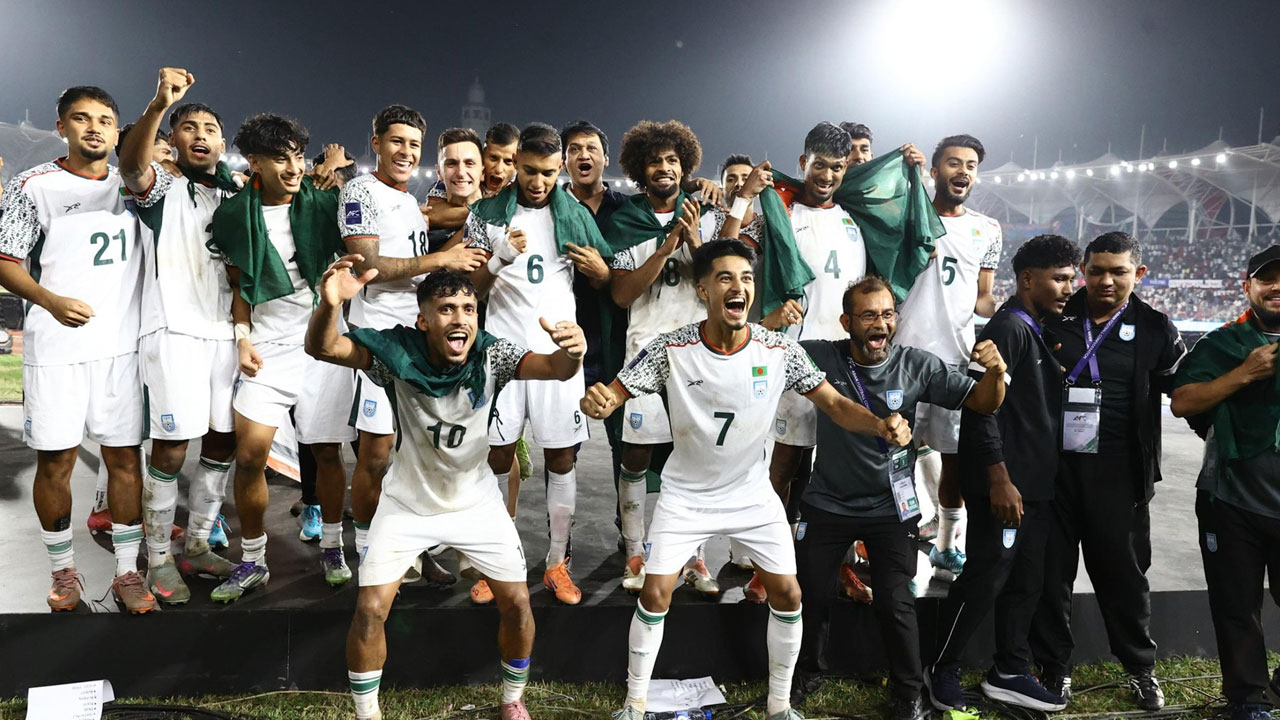 ভারতকে হারানোর পুরস্কার ৭ লাখ টাকা করে পেলেন হামজারা