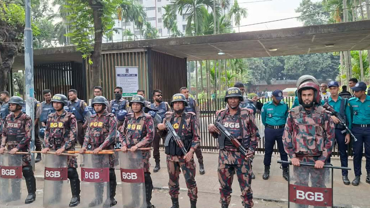 ওসমান হাদির দাফন ঘিরে বিপুলসংখ্যক পুলিশ ও বিজিবি মোতায়েন