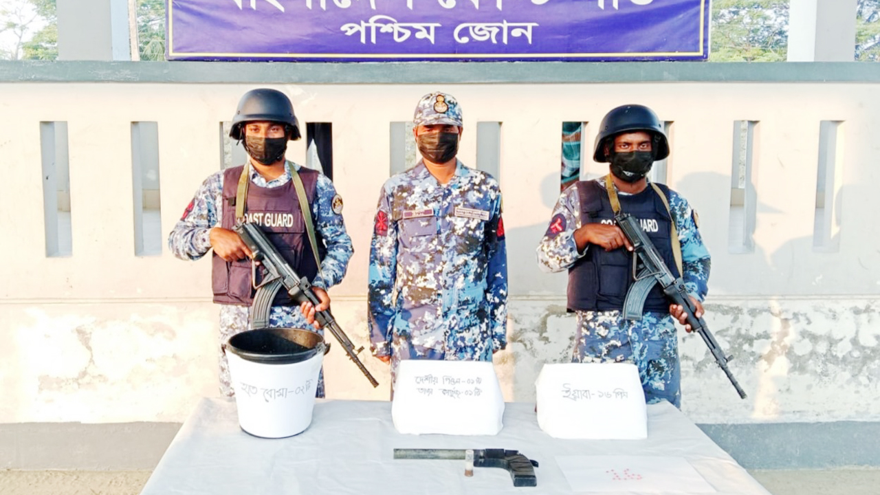 শ্যামনগরে কোস্ট গার্ডের অভিযানে অস্ত্র, বোমা ও ইয়াবা উদ্ধার