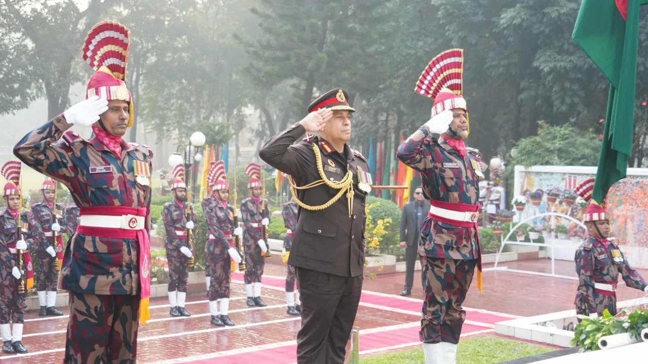 বিজয় দিবসে বীর শহীদদের প্রতি বিজিবি মহাপরিচালকের শ্রদ্ধা