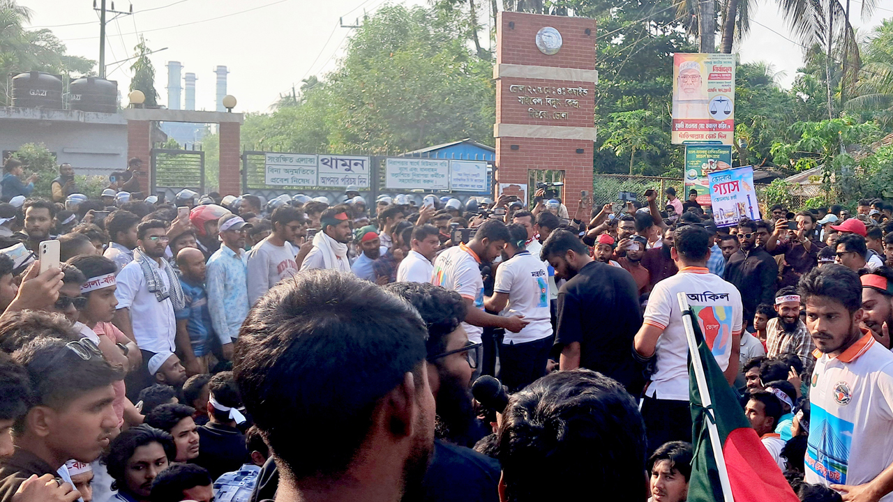 বিদ্যুৎ কেন্দ্রের মূলফটকে তালা, ভেতরে ইউএনও-ওসিসহ অবরুদ্ধ কর্মকর্তারা