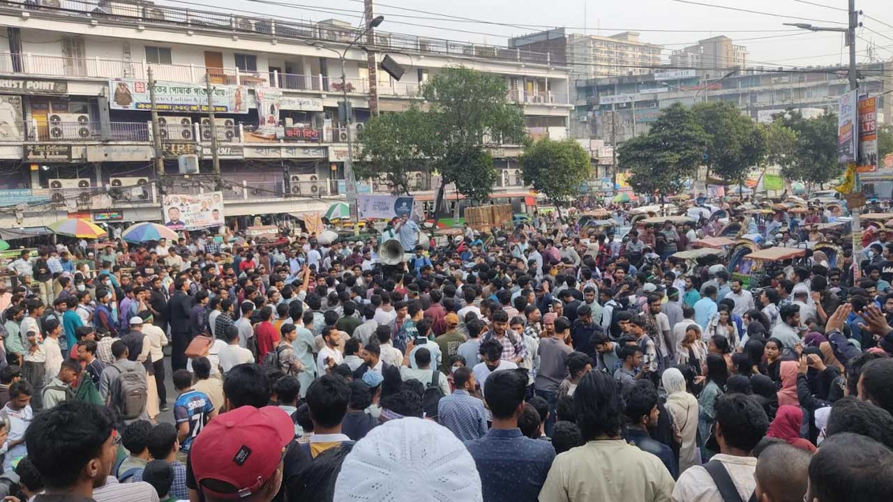 ঢাকা কলেজের সামনে সড়ক অবরোধ, তীব্র যানজট নিউমার্কেট এলাকায়