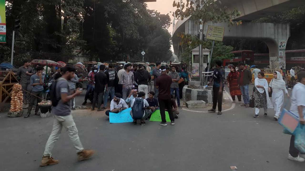 রাজধানীর বিভিন্ন সড়কে তীব্র যানজট, অফিস শেষে হেঁটে বাসায় যাচ্ছেন অনেকেই