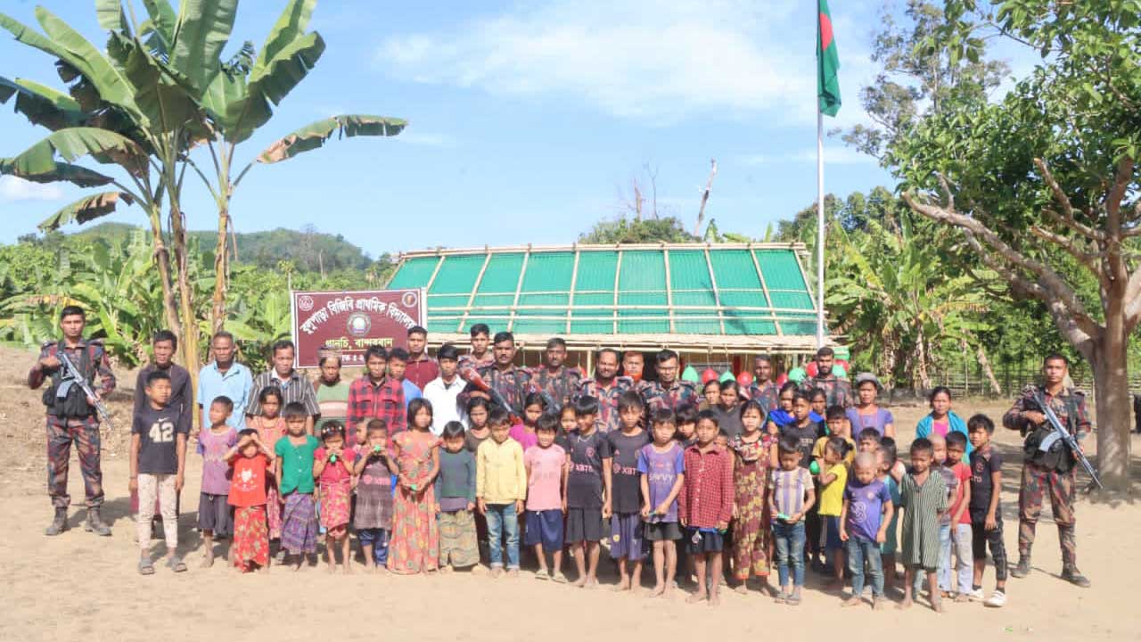 বিজিবির উদ্যোগে থানচির বুলুপাড়া প্রাথমিক বিদ্যালয়ের যাত্রা শুরু