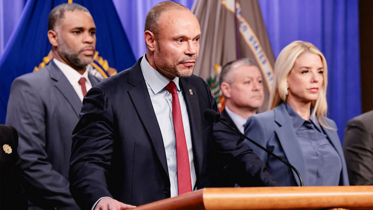 ট্রাম্পের মন্তব্যের পর পদত্যাগের ঘোষণা দিলেন এফবিআই উপপ্রধান