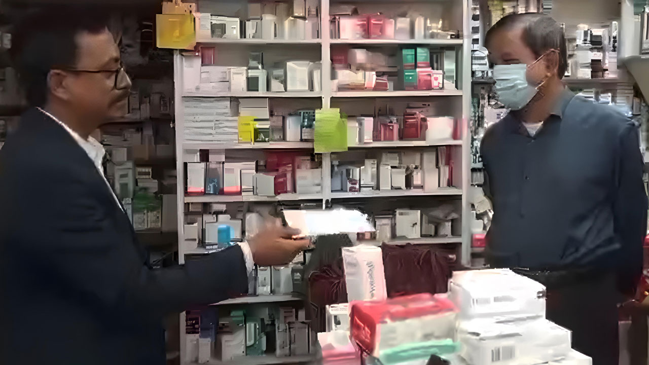 সিরিয়াল নিয়ে রোগী দেখেন এসএসসি পাস ফার্মেসি মালিক