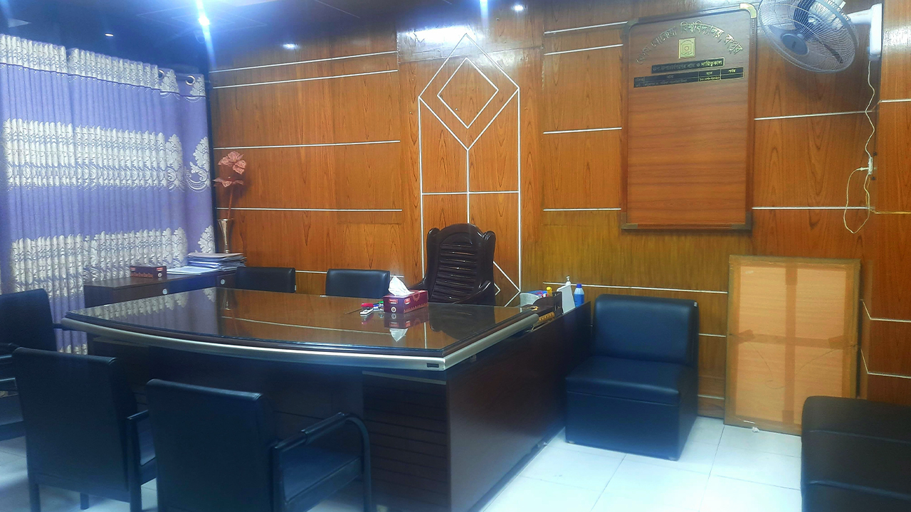 মনোনয়ন জমাদানের শেষ দিনে লাপাত্তা নির্বাচন কমিশন, ক্ষুব্ধ শিক্ষার্থীরা