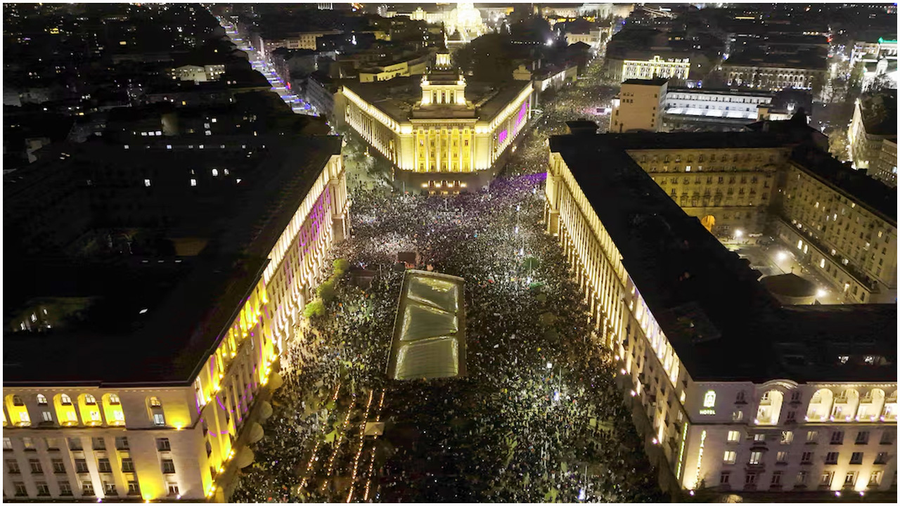 সরকারের পদত্যাগের দাবিতে বুলগেরিয়ায় হাজারো মানুষের বিক্ষোভ