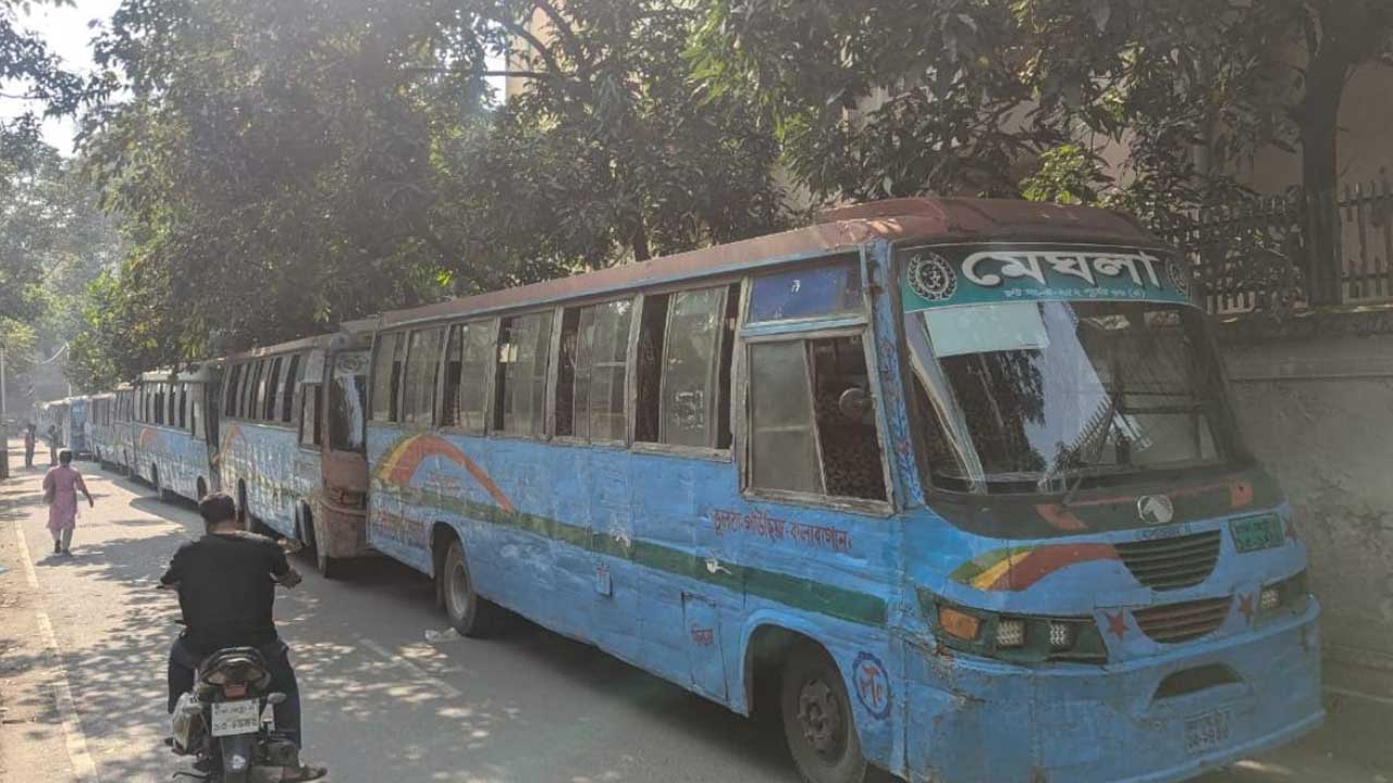 হাফ ভাড়া বিতণ্ডায় আহত ঢাকা কলেজ শিক্ষার্থী, মেঘলা পরিবহনের ১৩ বাস আটক