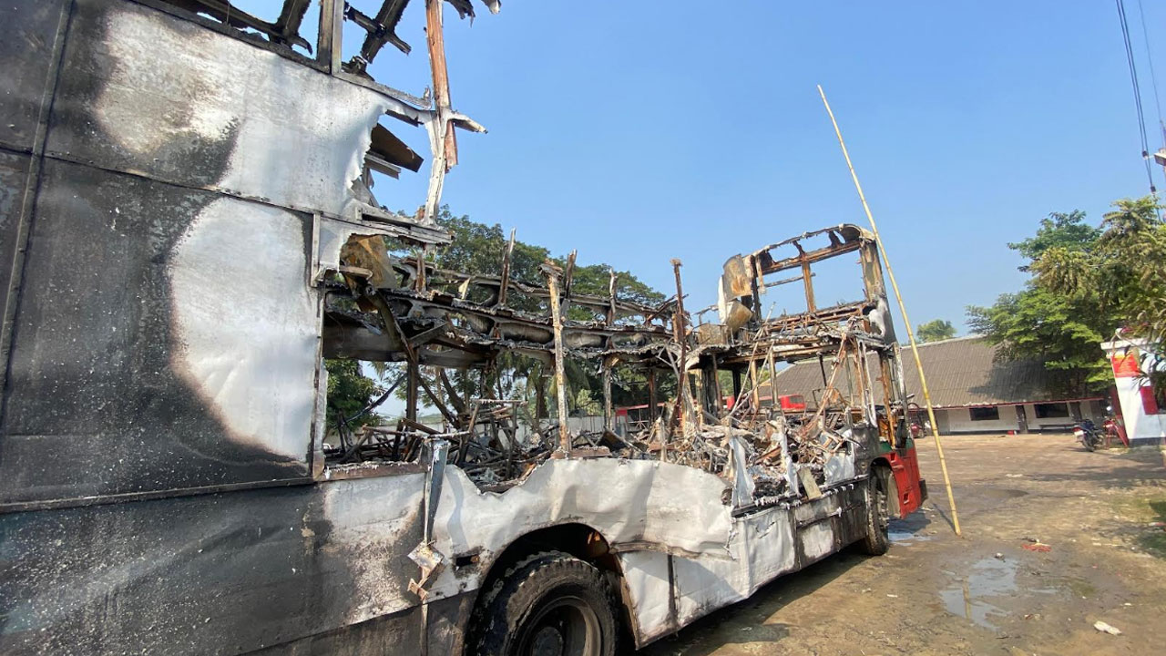 নোয়াখালীতে বিআরটিসির দুই বাসে আগুন, থানায় মামলা