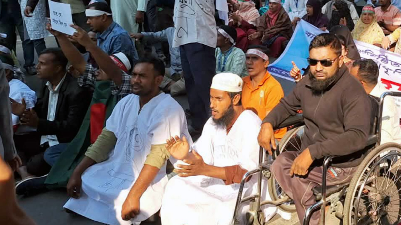 প্রতিবন্ধী বিদ্যালয়ের শিক্ষকদের সরিয়ে দিয়েছে পুলিশ, যান চলাচল স্বাভাবিক