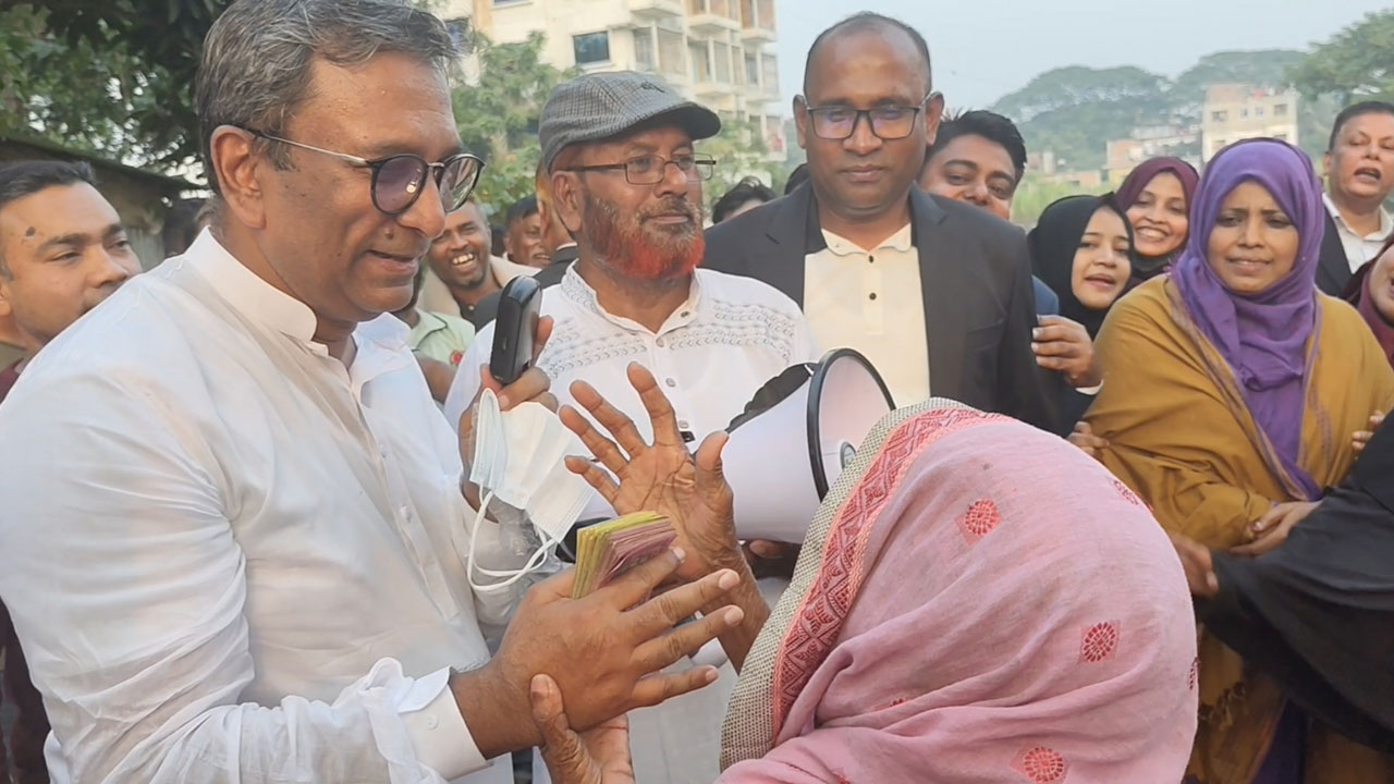 নির্বাচনী কাজের জন্য ধানের শীষের প্রার্থীকে জমানো টাকা দিলেন বৃদ্ধা 