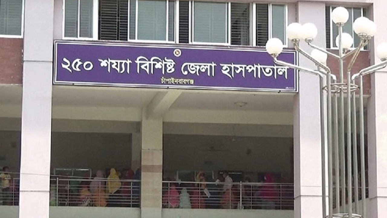 চাঁপাইনবাবগঞ্জে বাড়ির পাশে পড়ে থাকা ককটেল বিস্ফোরণে শিশু আহত