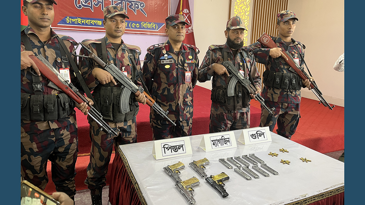 চাঁপাইনবাবগঞ্জ সীমান্তে ৪ বিদেশি আগ্নেয়াস্ত্র উদ্ধার