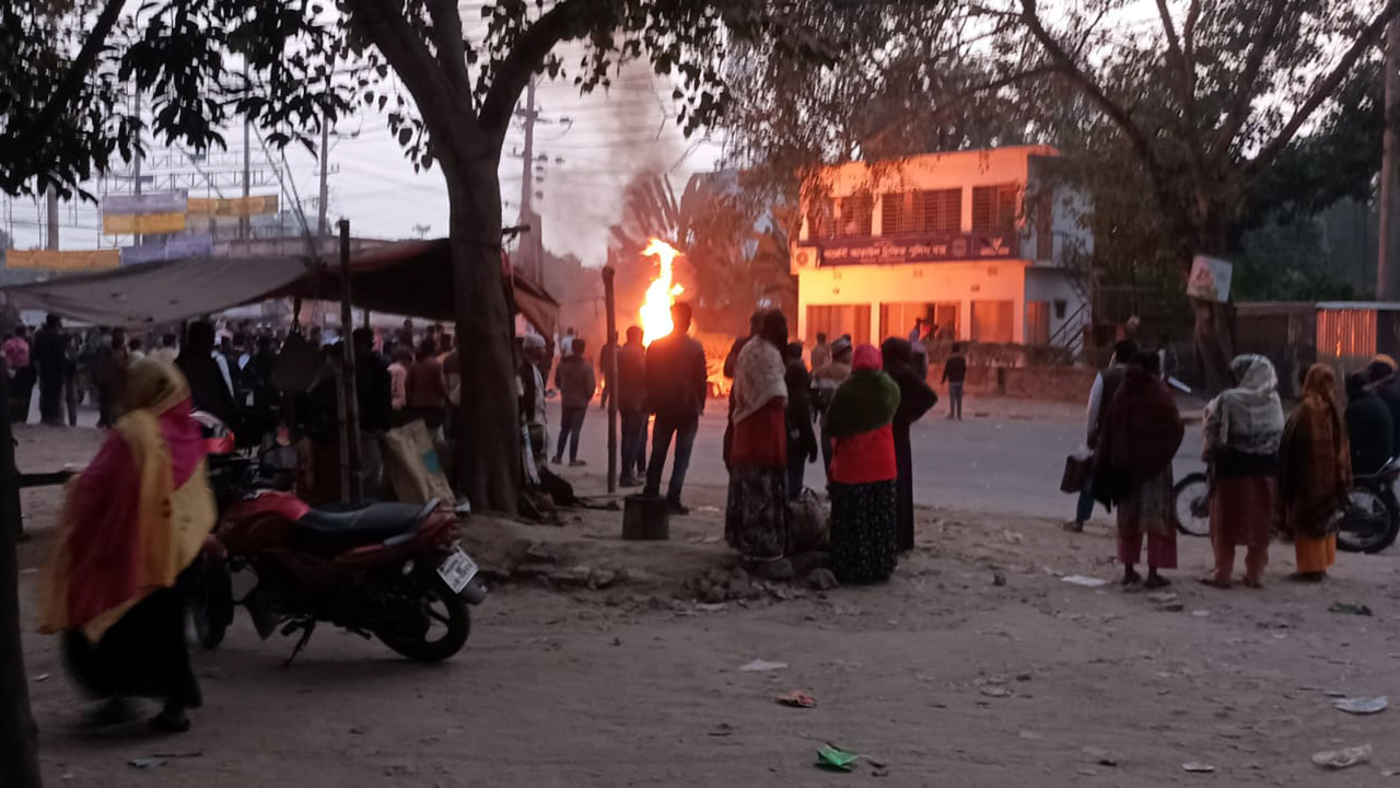 ‘পুলিশের সংকেত অমান্য’, ট্রাকের নিচে চাপা পড়ে নিহত ২