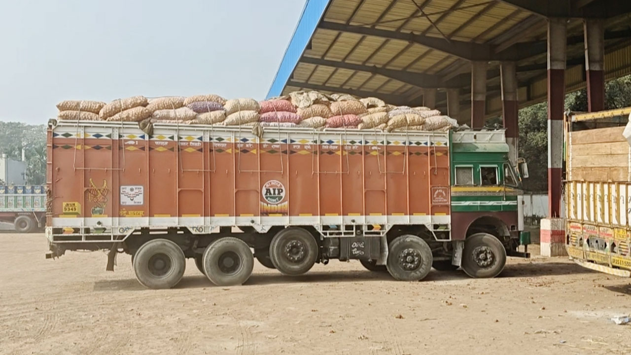 সোনামসজিদ স্থলবন্দর দিয়ে এলো ৪১৯ টন পেঁয়াজ