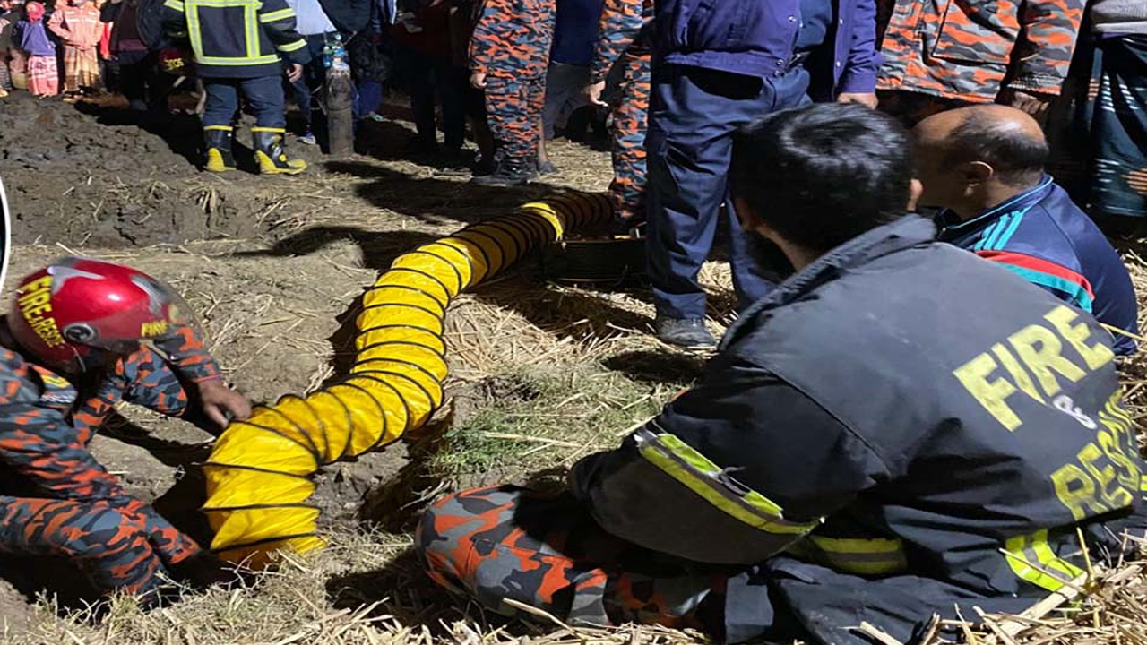‘আমি গর্ত পার হয়ে গেছি, বাচ্চা পা দিছে আর চলে গেছে’